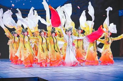 亮相春晚引满堂彩&nbsp;川妹子载誉回四川(图1)