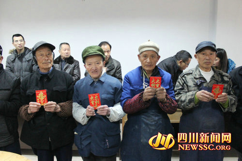 泸州热心人致富不忘乡梓&nbsp;敬老院献爱送红包(图1)
