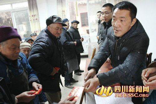 泸州热心人致富不忘乡梓&nbsp;敬老院献爱送红包(图2)