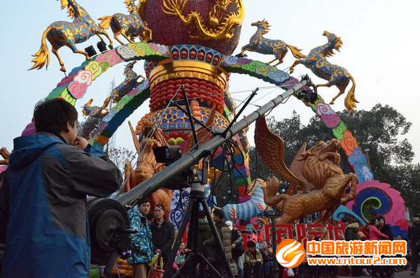 央视首次以现场直播方式展示自贡灯会盛况(图1)