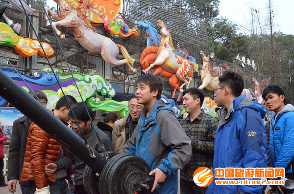 央视首次以现场直播方式展示自贡灯会盛况(图3) 央视首次以现场直播方式展示自贡灯会盛况(图3)