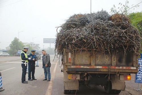 货车计重上高速两月 泸州高速交警:事故少了(图2) 货车计重上高速两月 泸州高速交警:事故少了(图2)