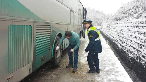 气温持续走低&nbsp;川南四城迎马年首场大雪（图）(图3)