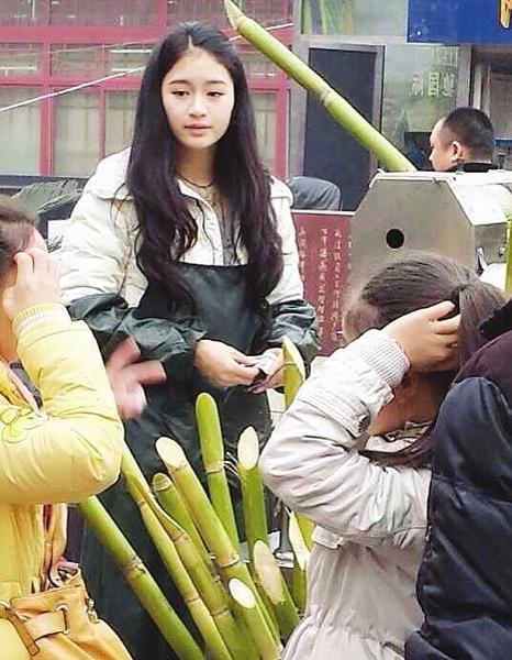 自贡“甘蔗西施”走红 纯粹是春节回家帮忙(图1) 自贡“甘蔗西施”走红 纯粹是春节回家帮忙(图1)