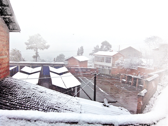 昨日 内江市部分山区迎来第一场雪(图1) 昨日 内江市部分山区迎来第一场雪(图1)