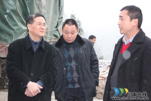 叙永县委王波书记亲临冰凌路面慰问一线工作人员(图1)