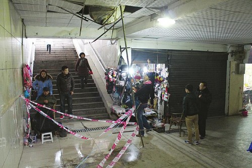 天花板被浸湿&nbsp;地下通道掉水泥块(图1)