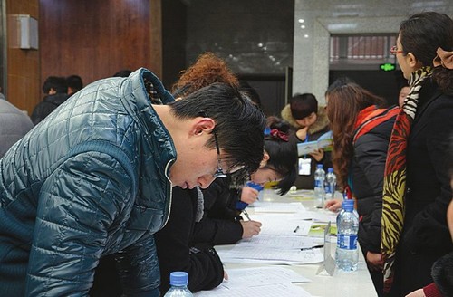 北漂回乡求职 自降“身价”仍难找工作(图2) 北漂回乡求职 自降“身价”仍难找工作(图2)