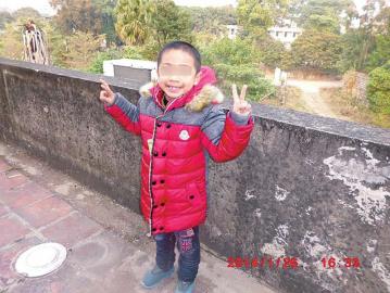 泸州7岁娃千里寻父&nbsp;亲戚们一齐“沉默”(图2)