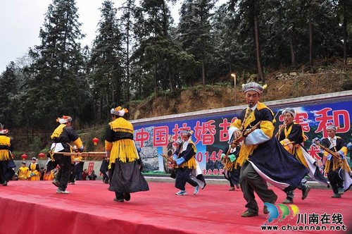 踩山节上的服饰传承(图2)
