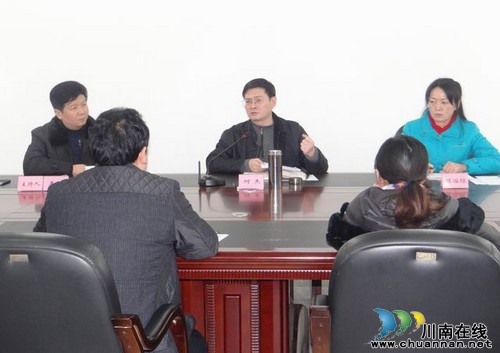 合江县委副书记、代县长何杰调研国土资源管理工作(图1) 合江县委副书记、代县长何杰调研国土资源管理工作(图1)