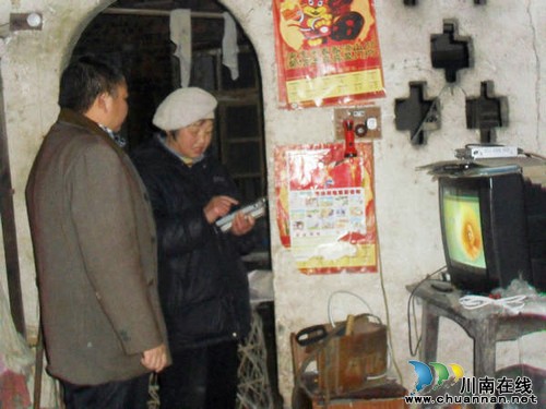 毗卢镇:走基层——让困难群众看上电视(图1) 毗卢镇:走基层——让困难群众看上电视(图1)