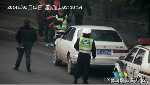 泸州交警成功截获一套牌车辆(图1)