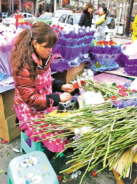 价格连翻几番&nbsp;情人节买花：舍大求小