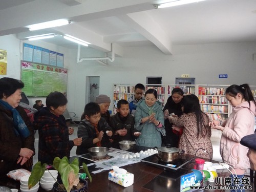 华阳街道:竹苑社区热闹包汤圆快乐过元宵(图1) 华阳街道:竹苑社区热闹包汤圆快乐过元宵(图1)