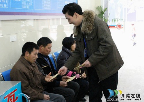 佛荫镇：总工会春节送温暖&nbsp;返乡困难农民工“马上有红包”