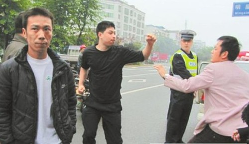 网曝泸县一交警当街打人&nbsp;当事人已被停职调查