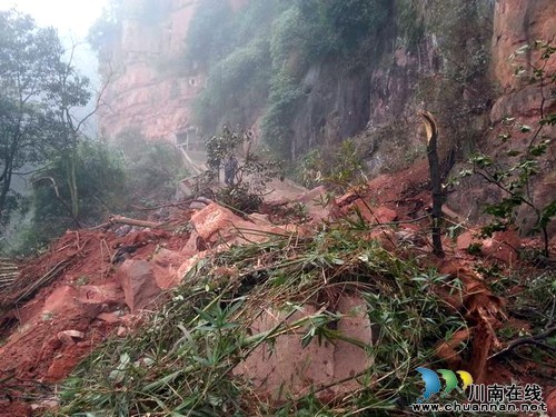 泸州合江鼓楼山一路段山体崩塌&nbsp;道路受阻