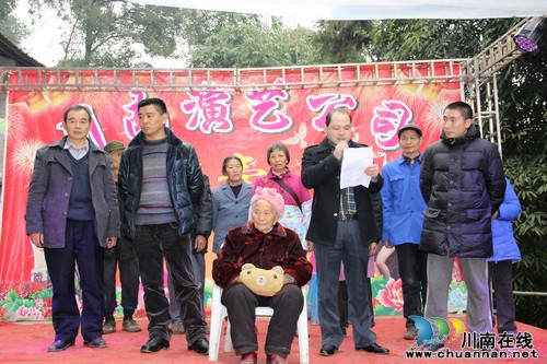 护国镇：为百岁老人祝寿