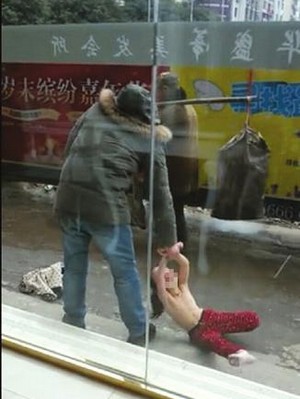 宜宾一女童衣服被扒光当街拖行 疑因惹怒老爸(图1) 宜宾一女童衣服被扒光当街拖行 疑因惹怒老爸(图1)