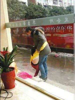 宜宾一女童衣服被扒光当街拖行 疑因惹怒老爸(图2) 宜宾一女童衣服被扒光当街拖行 疑因惹怒老爸(图2)