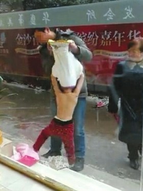 宜宾一女童衣服被扒光当街拖行&nbsp;疑因惹怒老爸
