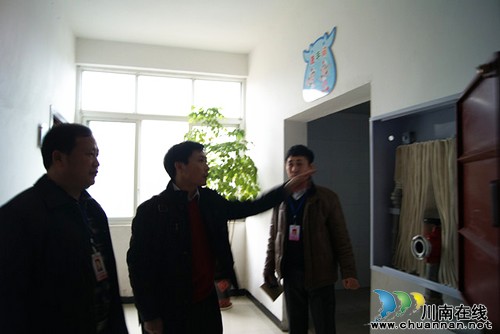 龙马潭区教育局检查泸州十八中开学工作