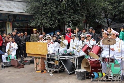 毗卢镇:“下基层”送温暖 情系敬老院(图3) 毗卢镇:“下基层”送温暖 情系敬老院(图3)