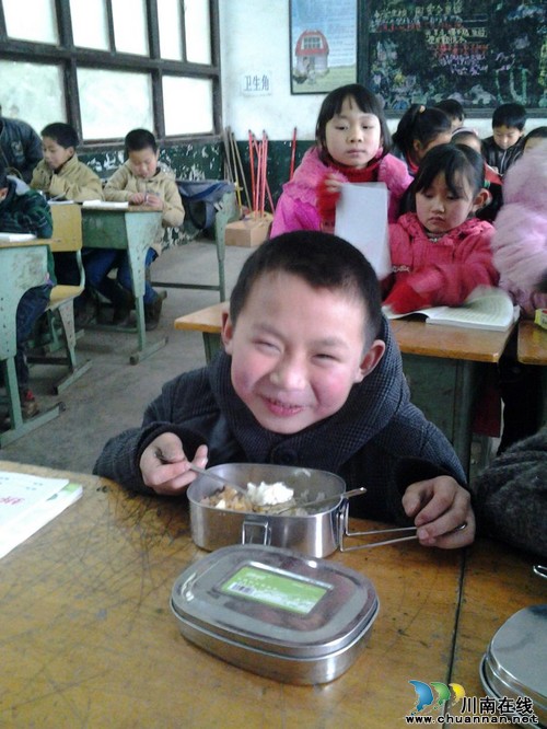 泸州：叙永3000余名苗乡学子吃上可口饭菜(图)