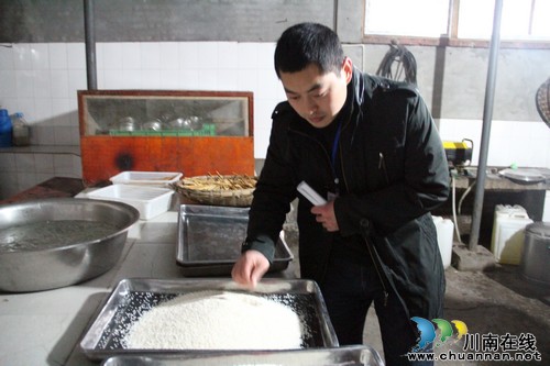 海潮镇:开展学校食品卫生安全检查 确保饮食安全(图1) 海潮镇:开展学校食品卫生安全检查 确保饮食安全(图1)