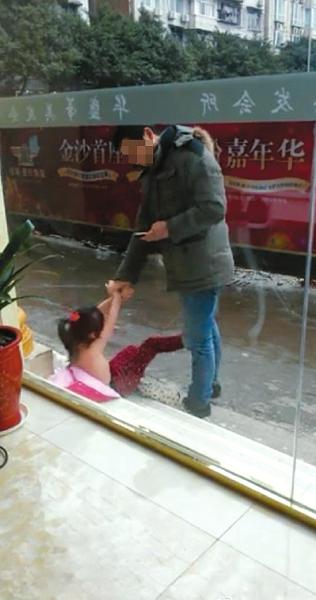 拖女童父亲：女儿性格倔，教育靠打屁股