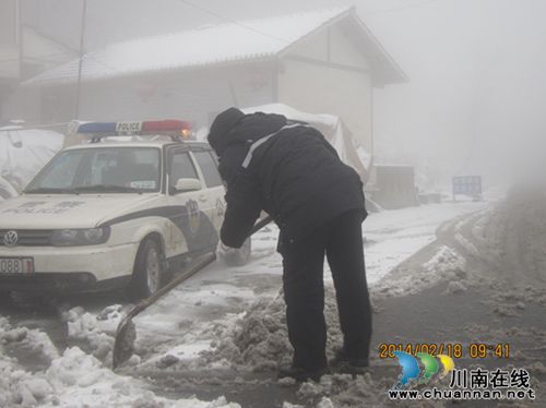 叙永公安交警雪地保平安(图1) 叙永公安交警雪地保平安(图1)