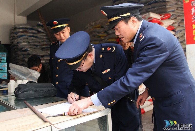 泸州:红盾田间地头护农保春耕(图2) 泸州:红盾田间地头护农保春耕(图2)