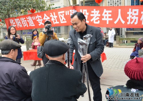 华阳街道:赠送防护用品保障老年人居家出行安全(图2) 华阳街道:赠送防护用品保障老年人居家出行安全(图2)