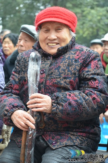 华阳街道:赠送防护用品保障老年人居家出行安全(图3) 华阳街道:赠送防护用品保障老年人居家出行安全(图3)