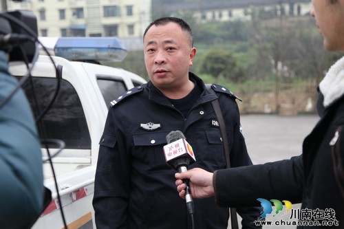 泸州市主城区打非首日 查扣非法营运车17台(图2) 泸州市主城区打非首日 查扣非法营运车17台(图2)