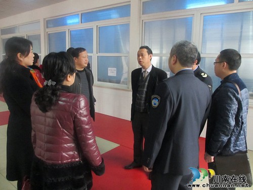 泸州十八中:严格管理 做好食堂卫生安全工作(图1) 泸州十八中:严格管理 做好食堂卫生安全工作(图1)