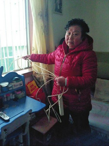 21岁泸州女子惊险坠楼 4个老将联手隔窗捞人(图3) 21岁泸州女子惊险坠楼 4个老将联手隔窗捞人(图3)