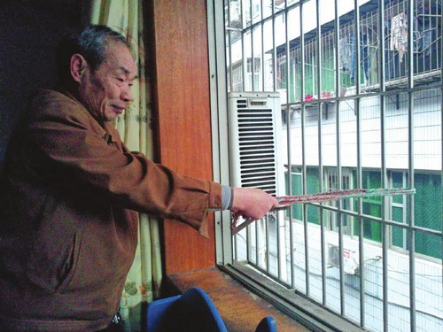 21岁泸州女子惊险坠楼 4个老将联手隔窗捞人(图2) 21岁泸州女子惊险坠楼 4个老将联手隔窗捞人(图2)