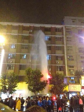 内江闹市区水管爆裂 水柱冲天有6层楼高(图1) 内江闹市区水管爆裂 水柱冲天有6层楼高(图1)