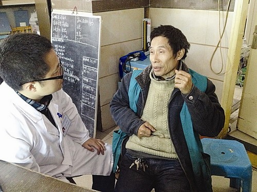劝架&nbsp;宜宾一保洁员被殴打踩压(图1)
