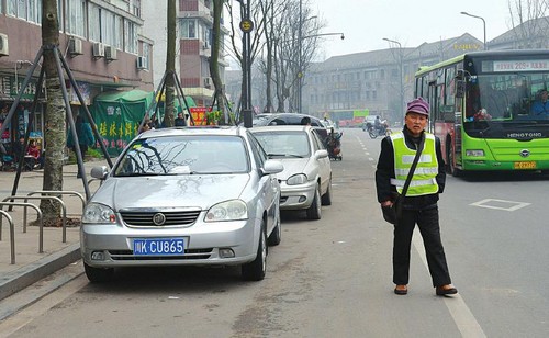 没划停车位&nbsp;为何要收停车费？(图1)