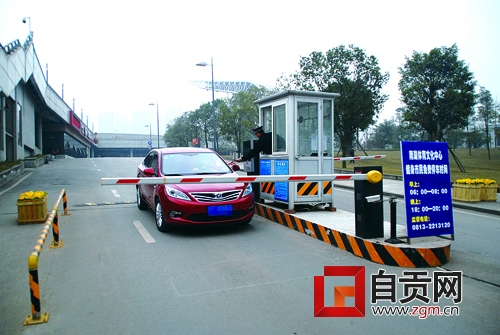 管理方回应自贡南湖体育场停车收费问题:早已有此规划