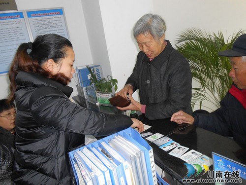 张坝：彭湾社区居民拾金不昧亮风格(图1)
