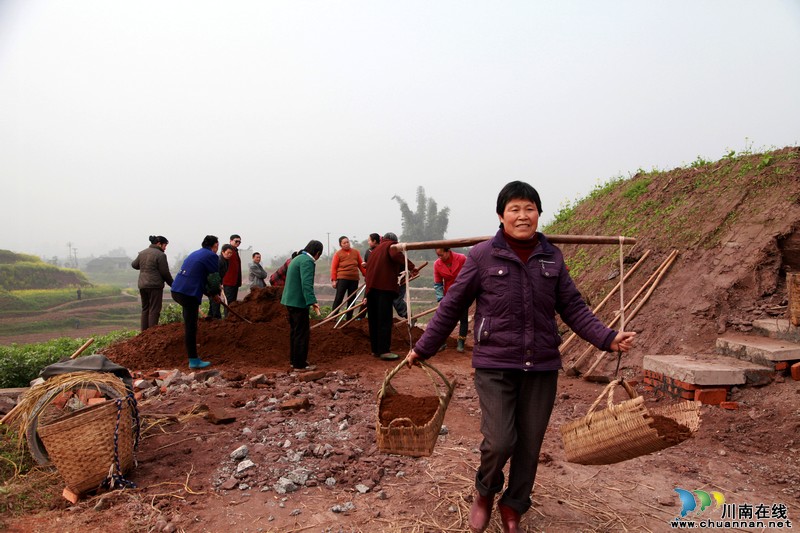 泸州:活跃在春耕一线的“留守服务小分队”(图2) 泸州:活跃在春耕一线的“留守服务小分队”(图2)