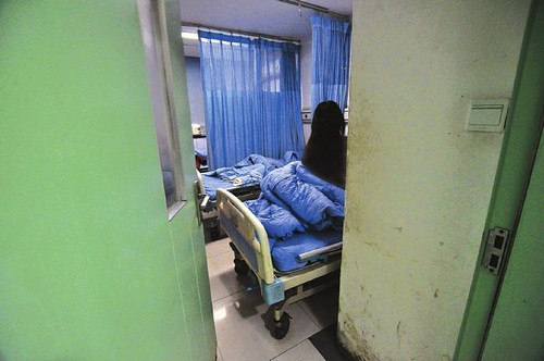 宜宾:光头男冒充医生 三次夜闯病房猥亵女病人(图1) 宜宾:光头男冒充医生 三次夜闯病房猥亵女病人(图1)