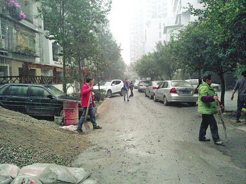 泸州一小区停车难 业主绿地浇水泥建车位(图1) 泸州一小区停车难 业主绿地浇水泥建车位(图1)
