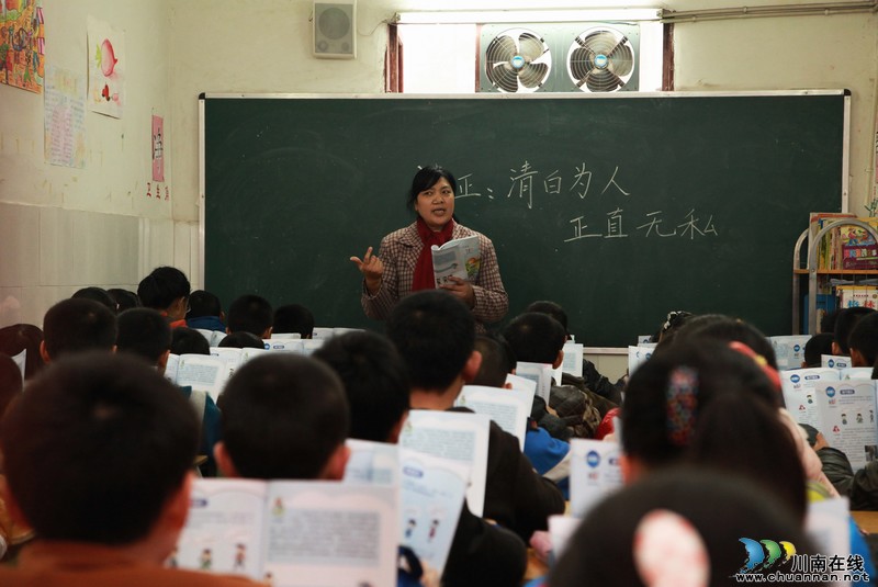 泸州:10余万册青少年廉洁教育读本进校园(图2) 泸州:10余万册青少年廉洁教育读本进校园(图2)