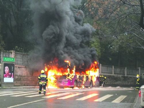泸州城区一辆公交车燃烧 无伤亡(图1) 泸州城区一辆公交车燃烧 无伤亡(图1)