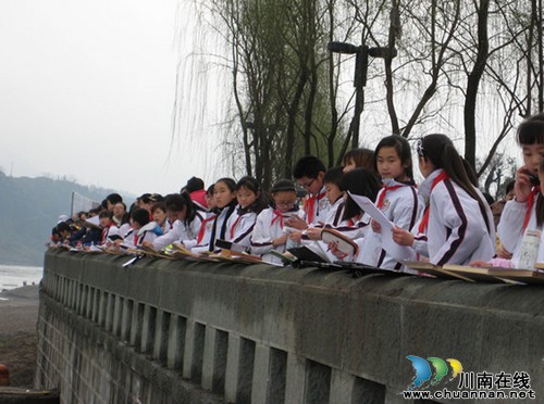泸州十八中学子参加泸州市大型写生活动(图1) 泸州十八中学子参加泸州市大型写生活动(图1)